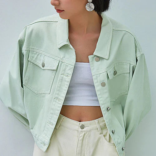 Ultra-modern jacket with large pockets and buttons