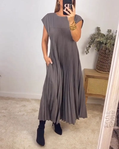 Casual midi dress with pleated design ideal for a modern and relaxed look