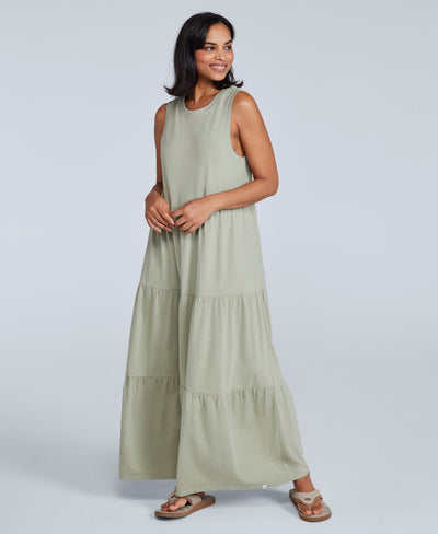 Long sleeveless dress ideal for everyday wear