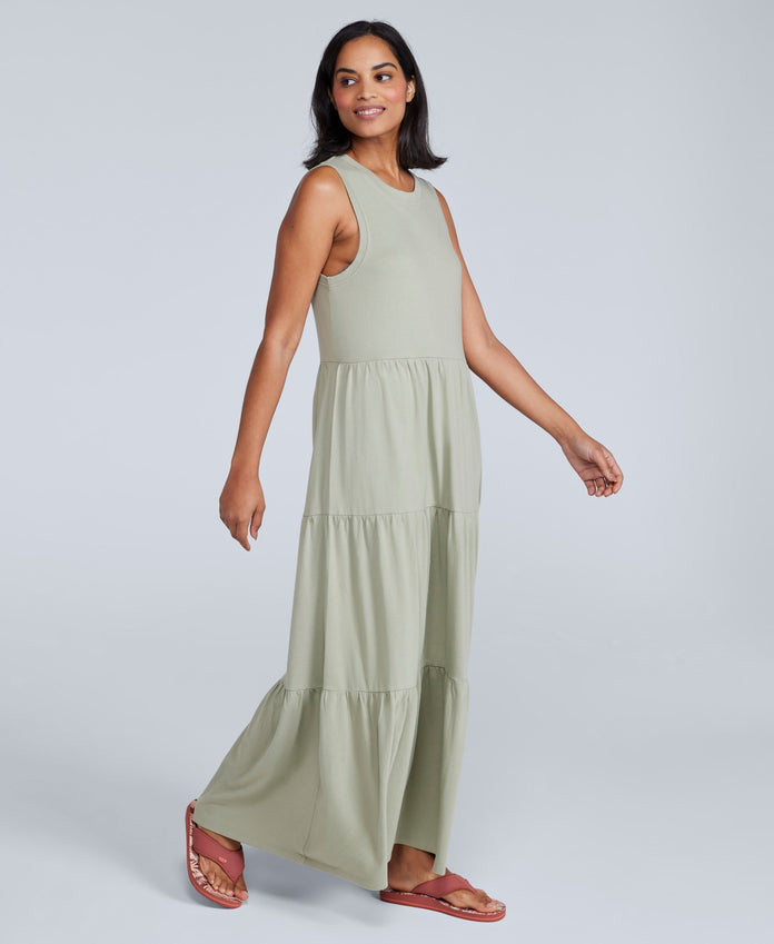 Long sleeveless dress ideal for everyday wear