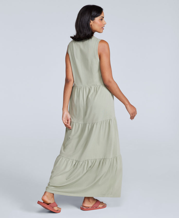 Long sleeveless dress ideal for everyday wear