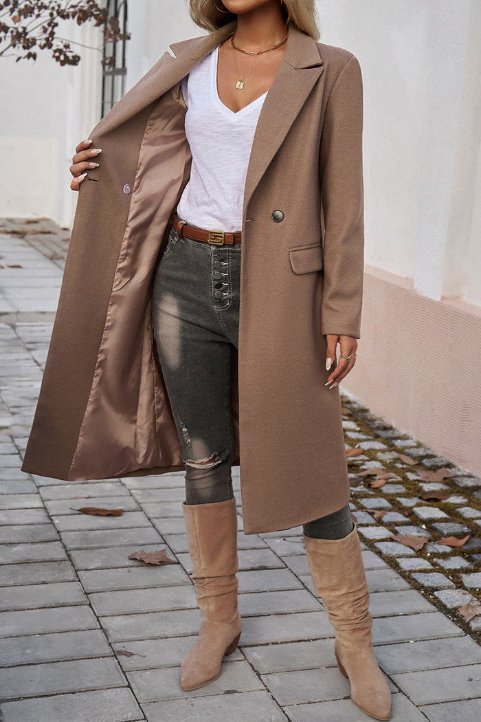 Long, elegant coat with a modern double-breasted design