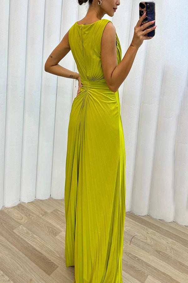 Long sleeveless pleated dress for special occasions