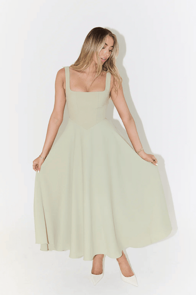 Elegant midi dress for women with a sophisticated and versatile design