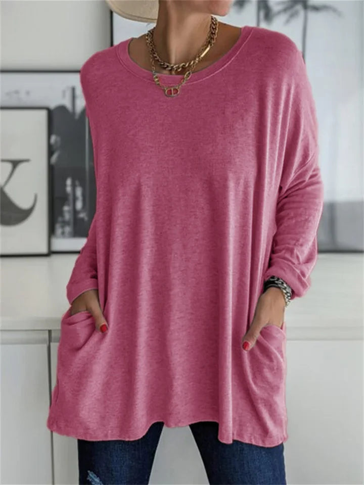 Comfortable women's T-shirt with pockets and a loose fit