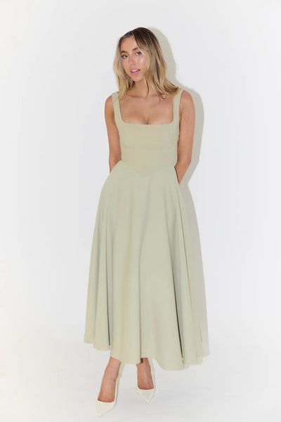 Elegant midi dress for women with a sophisticated and versatile design