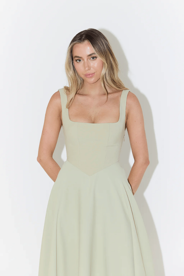Elegant midi dress for women with a sophisticated and versatile design