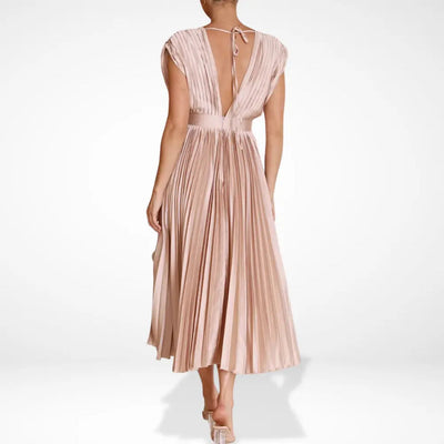 Long pleated dress with a plunging neckline and elegant style