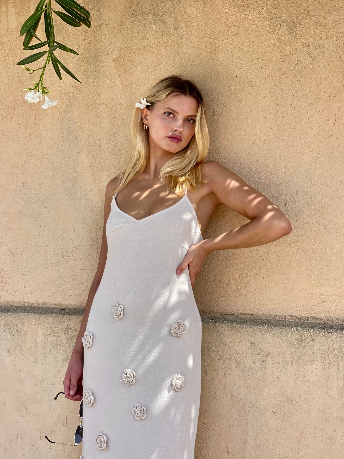Elegant long dress with straps and refined style