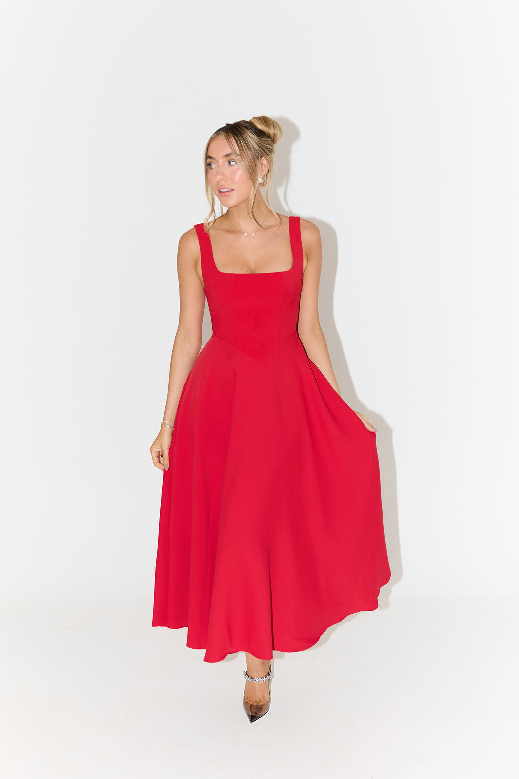 Elegant midi dress for women with a sophisticated and versatile design