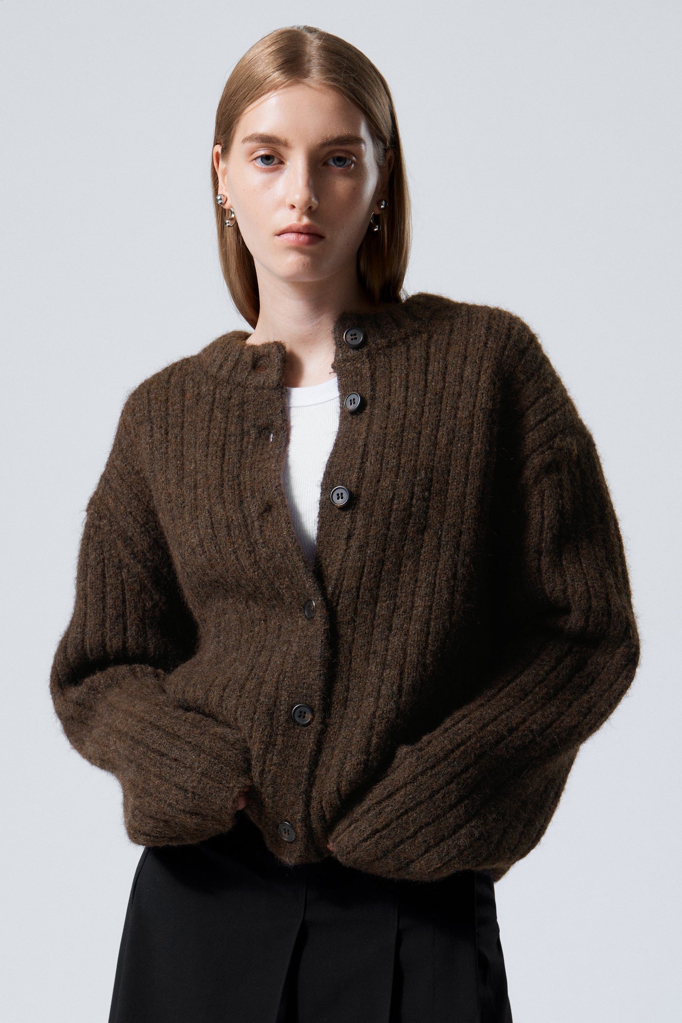 Loose Fit Cardigan – Versatile and Modern Garment