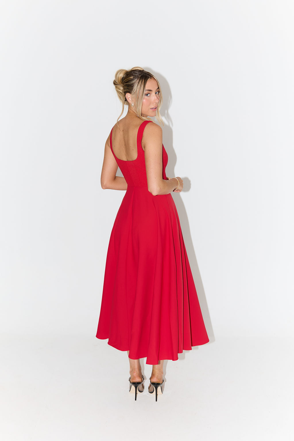 Elegant midi dress for women with a sophisticated and versatile design