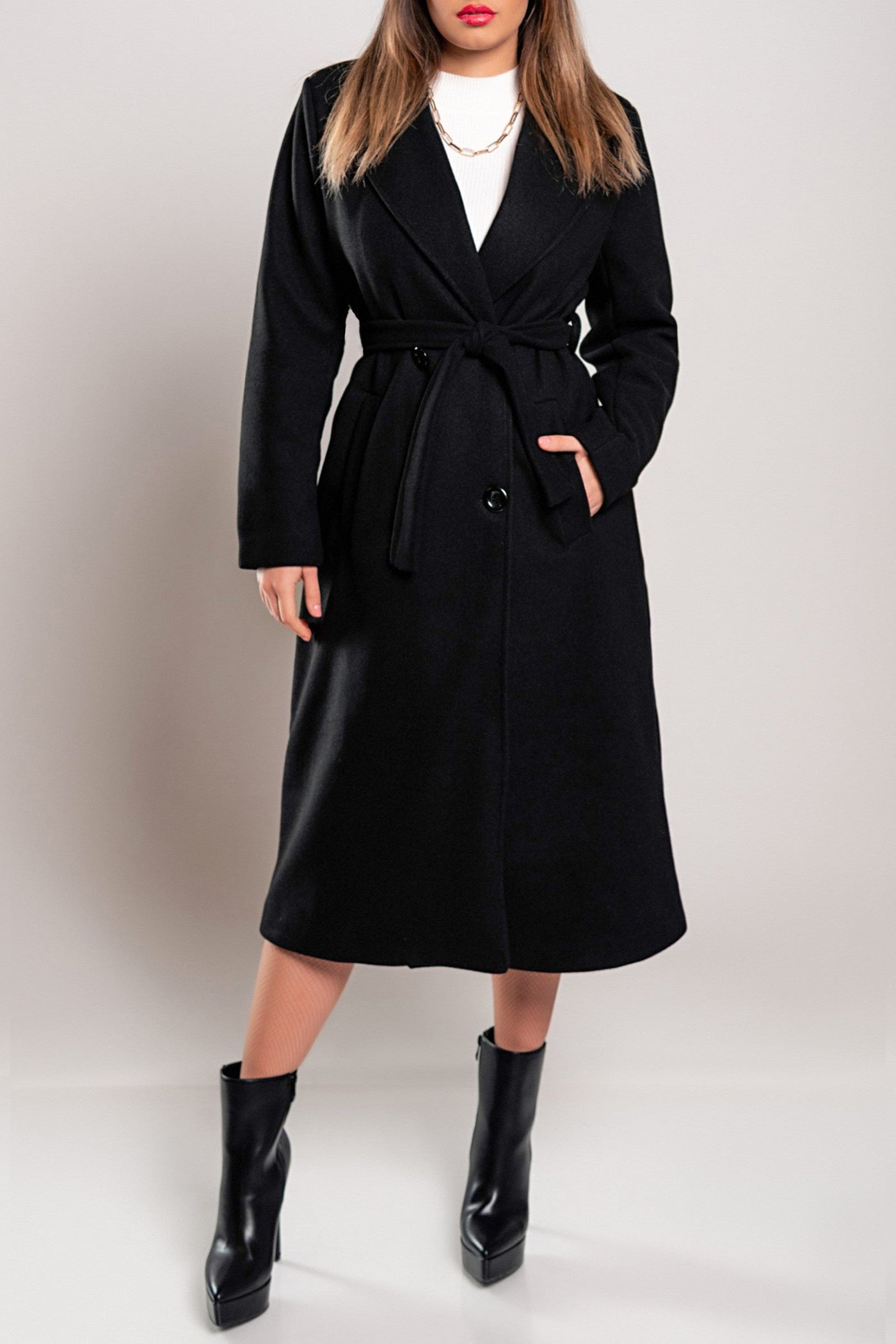 Elegant women's long coat with button closure and sophisticated design