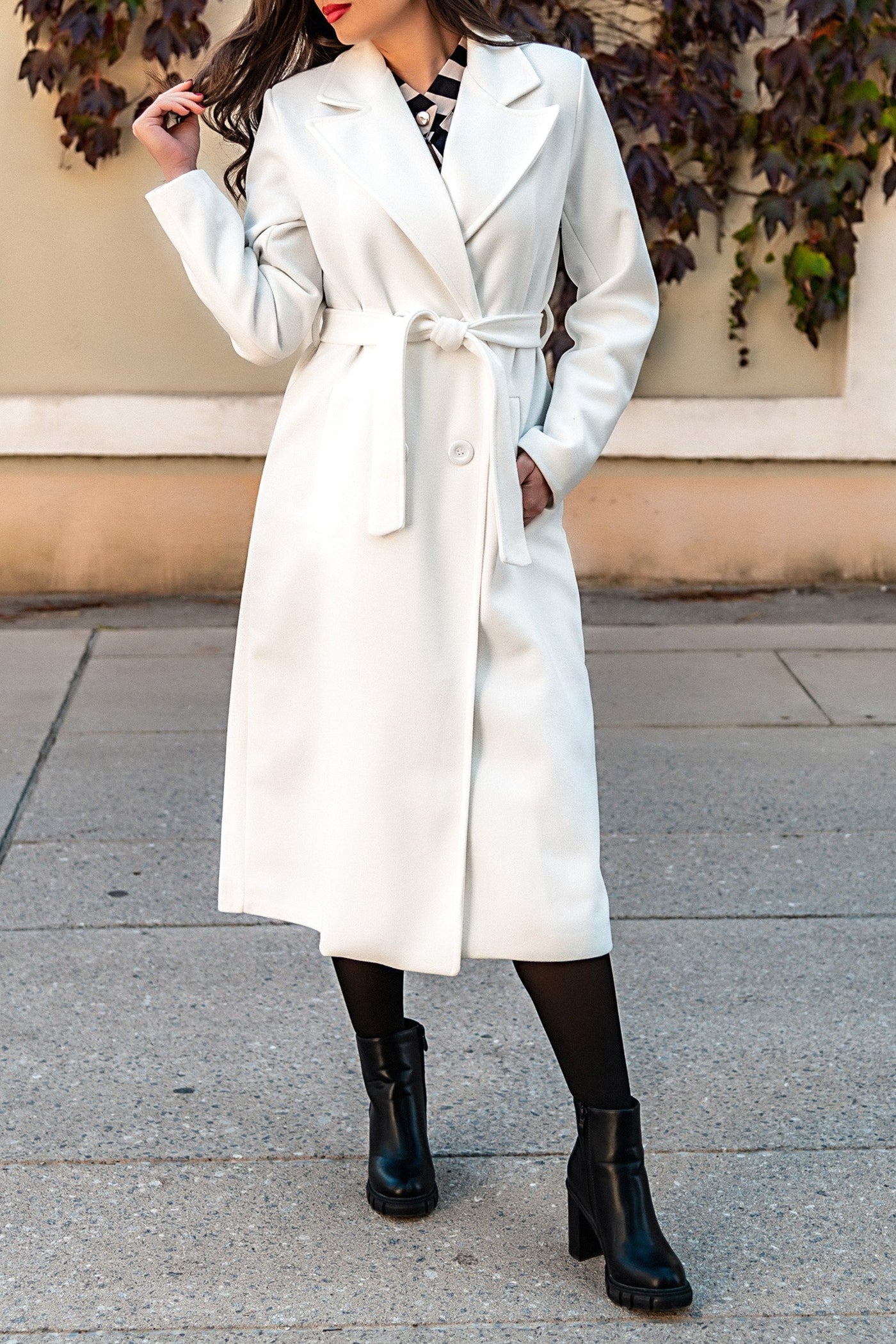 Elegant women's long coat with button closure and sophisticated design