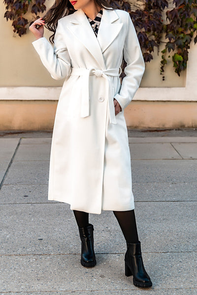 Elegant women's long coat with button closure and sophisticated design