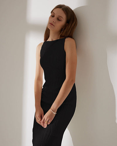 Sleeveless midi dress with delicate straps and refined style