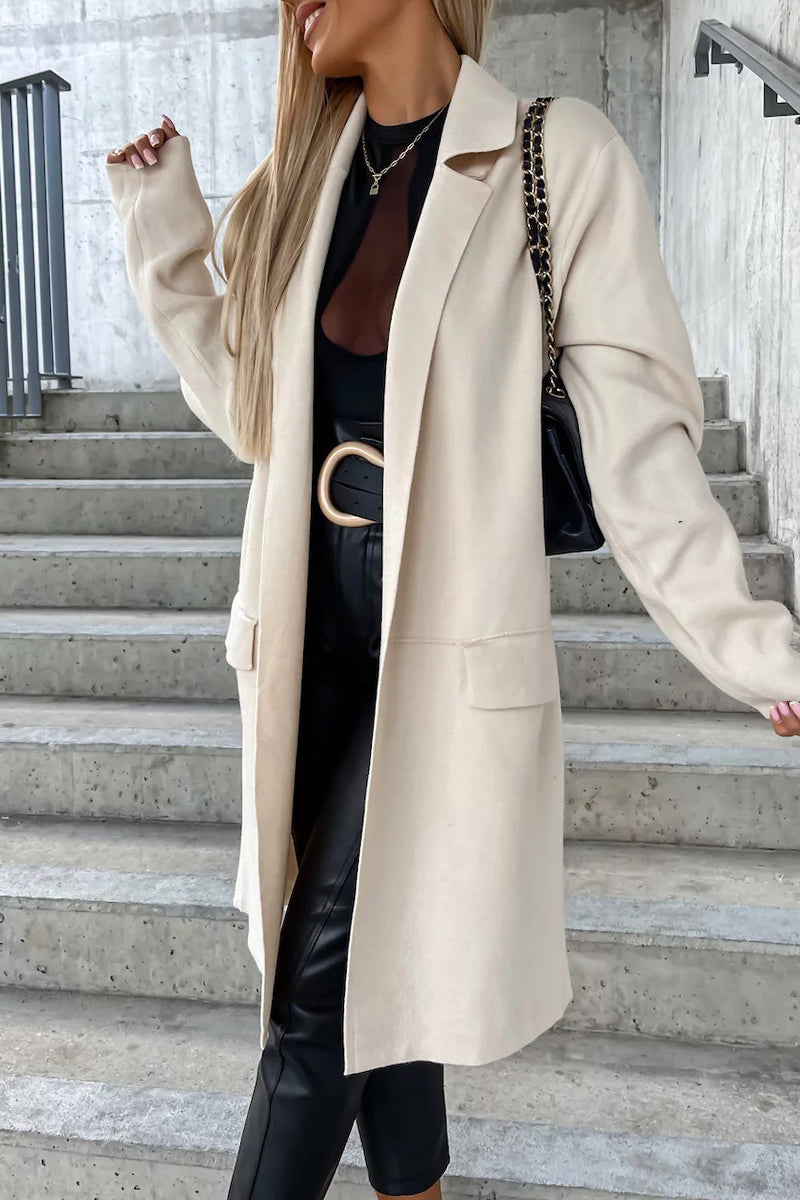 Elegant outerwear with pockets and a turn-down collar
