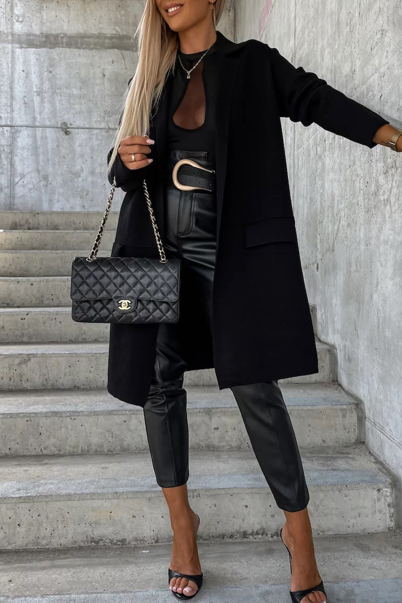 Elegant outerwear with pockets and a turn-down collar