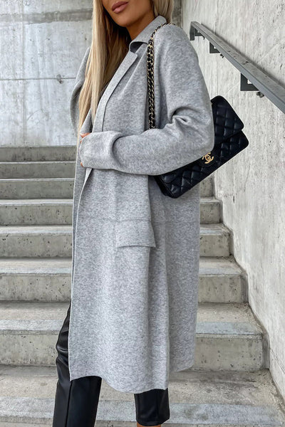 Elegant outerwear with pockets and a turn-down collar