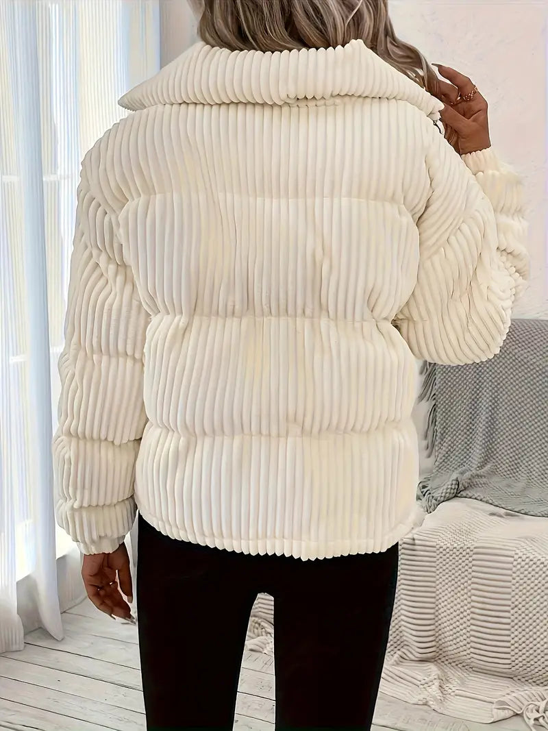 Women's short jacket with a high neck, casual and warm design, ideal for winter