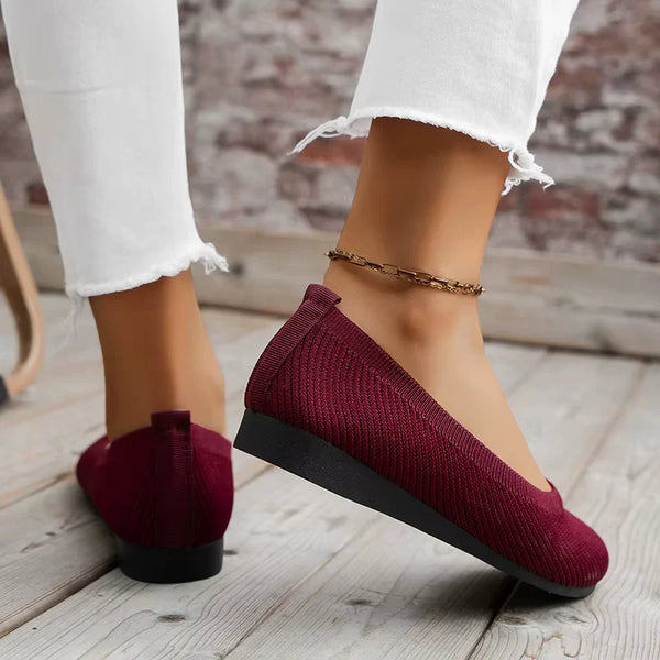 Elegant and comfortable women's flat shoes for everyday use.