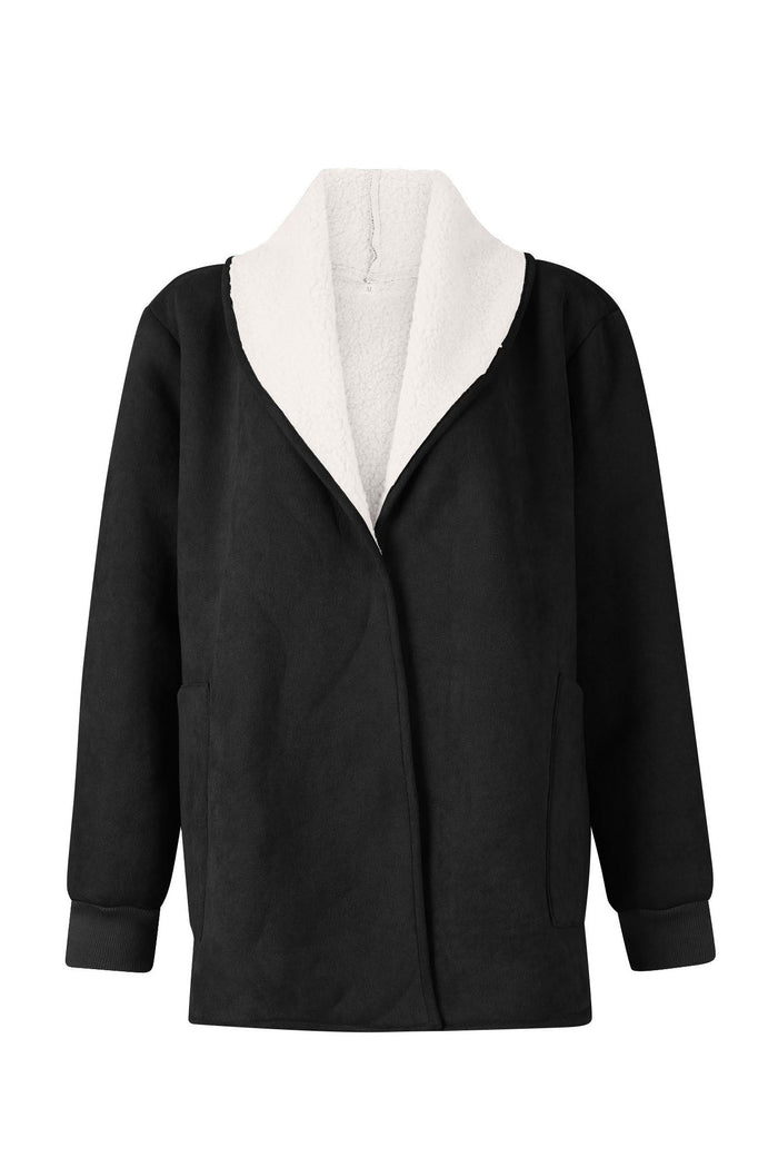 Long-sleeved thermal jacket with a classic collar for cool days