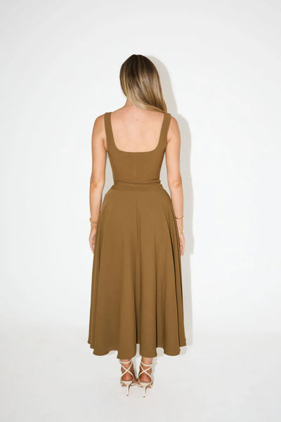 Elegant midi dress for women with a sophisticated and versatile design