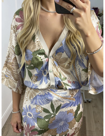 Elegant midi dress with partial buttons and wide sleeves in a floral design