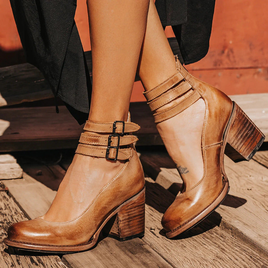 Retro-style heeled shoes with elegant design