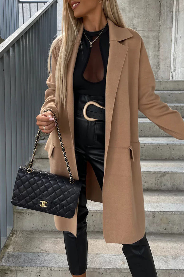 Elegant coat with pockets and a turn-down collar: the perfect style for any occasion