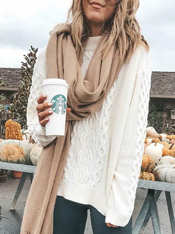Long-sleeved white knit sweater for an elegant look