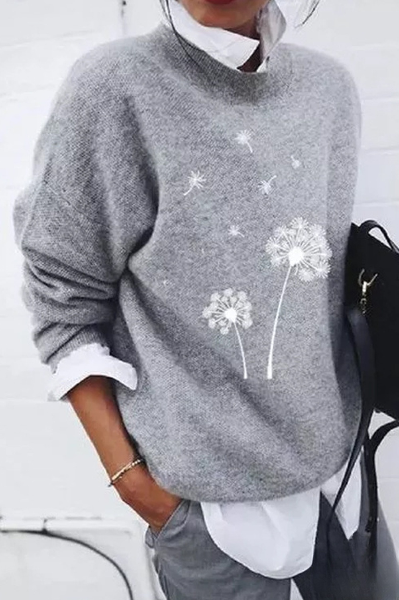 The floral print and cozy crew neck create the perfect casual sweater