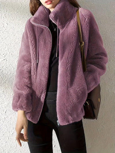 Warm teddy coat with long sleeves and zipper: comfort and convenience
