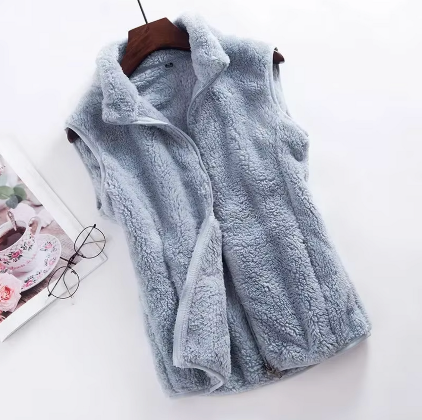 Warm and comfortable women's vest with modern zipper