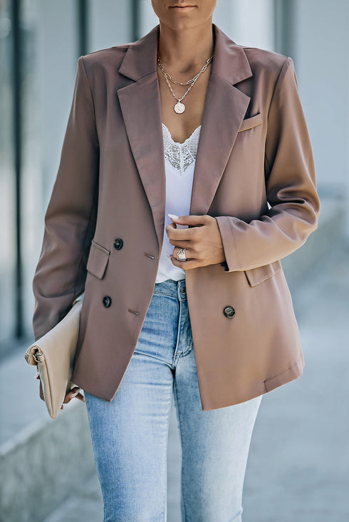 Versatile brown double-breasted coat with pockets for any season