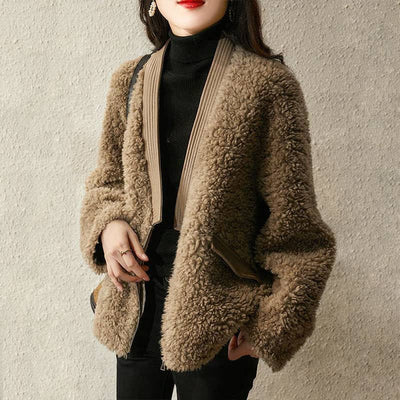 Elegant women's short coat for stylish autumn looks
