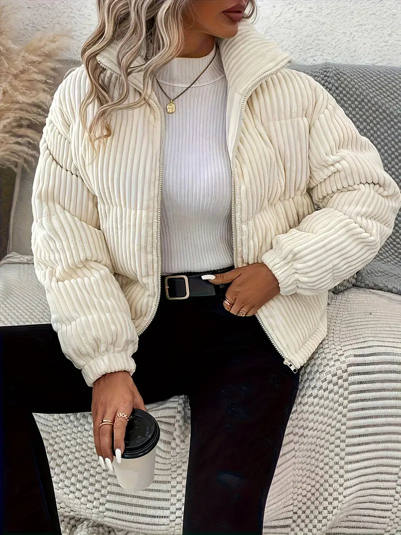 Women's short jacket with a high neck, casual and warm design, ideal for winter