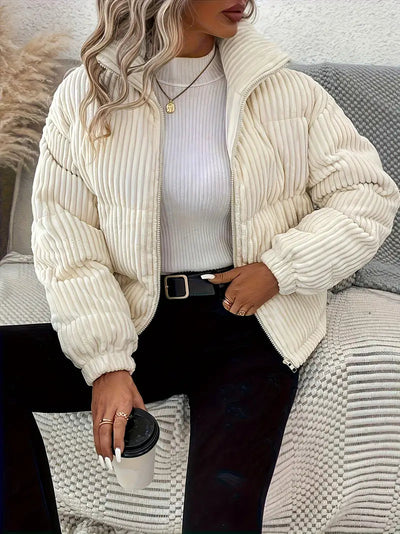Women's short jacket with a high neck, casual and warm design, ideal for winter