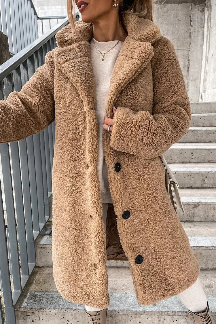 Warm women's coat with a large collar and lapels, long sleeves, ideal for cold days