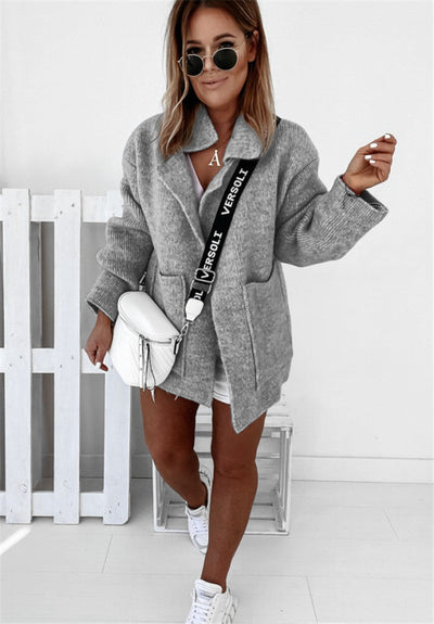 Women's cardigan with a street collar and large pockets: style and comfort