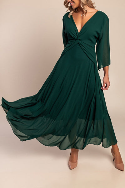 Elegant long dress with a V-neckline and sophisticated design