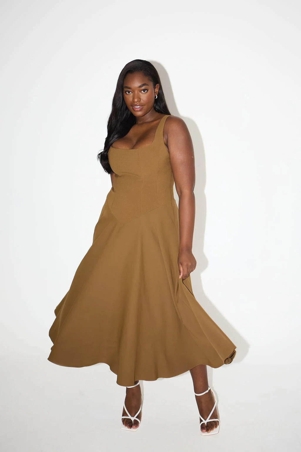 Elegant midi dress for women with a sophisticated and versatile design