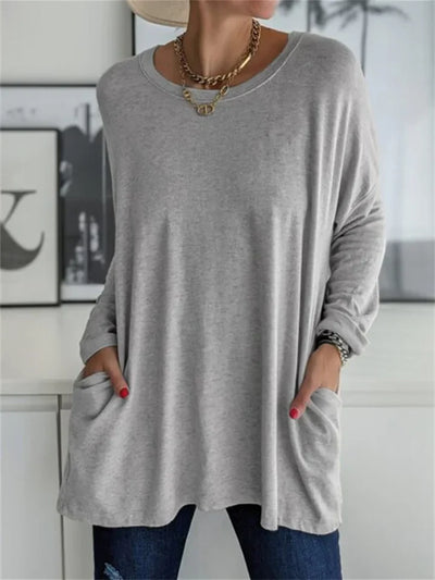 Comfortable women's T-shirt with pockets and a loose fit