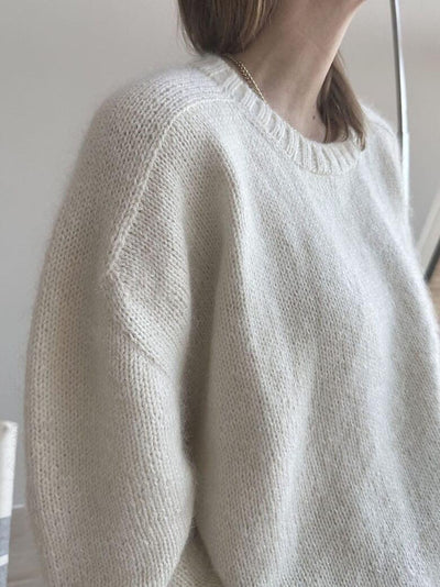 Elegant crew neck sweater with minimalist design