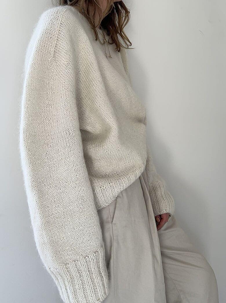 Elegant crew neck sweater with minimalist design