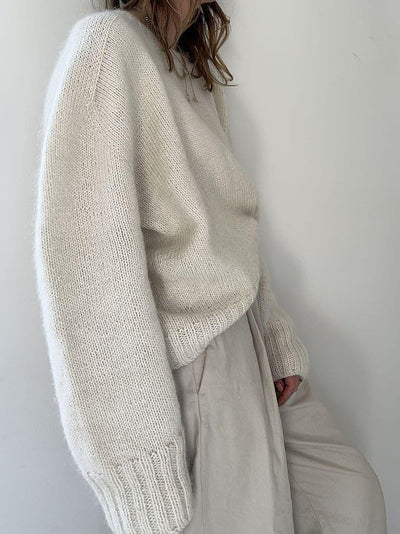 Elegant crew neck sweater with minimalist design