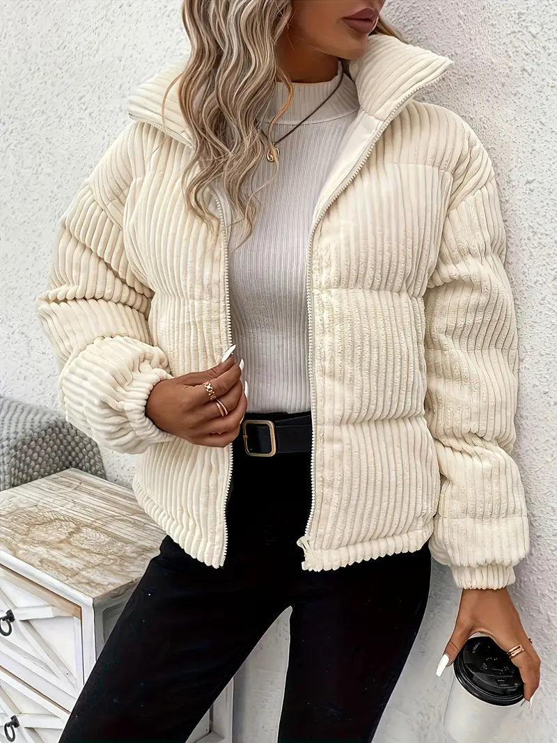 Women's short jacket with a high neck, casual and warm design, ideal for winter