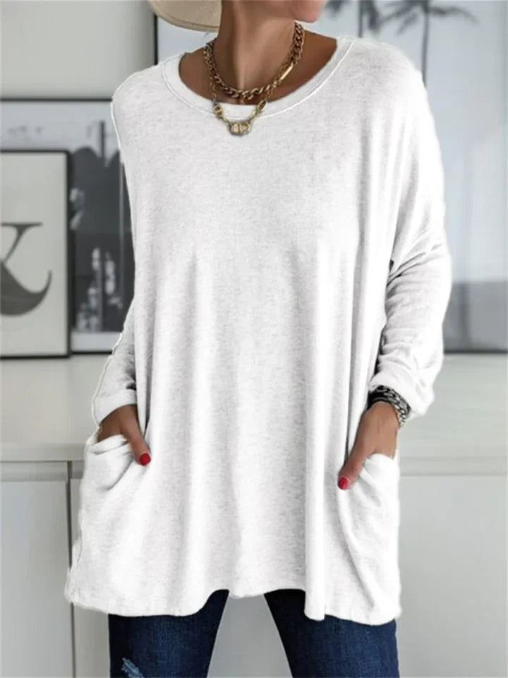Comfortable women's T-shirt with pockets and a loose fit