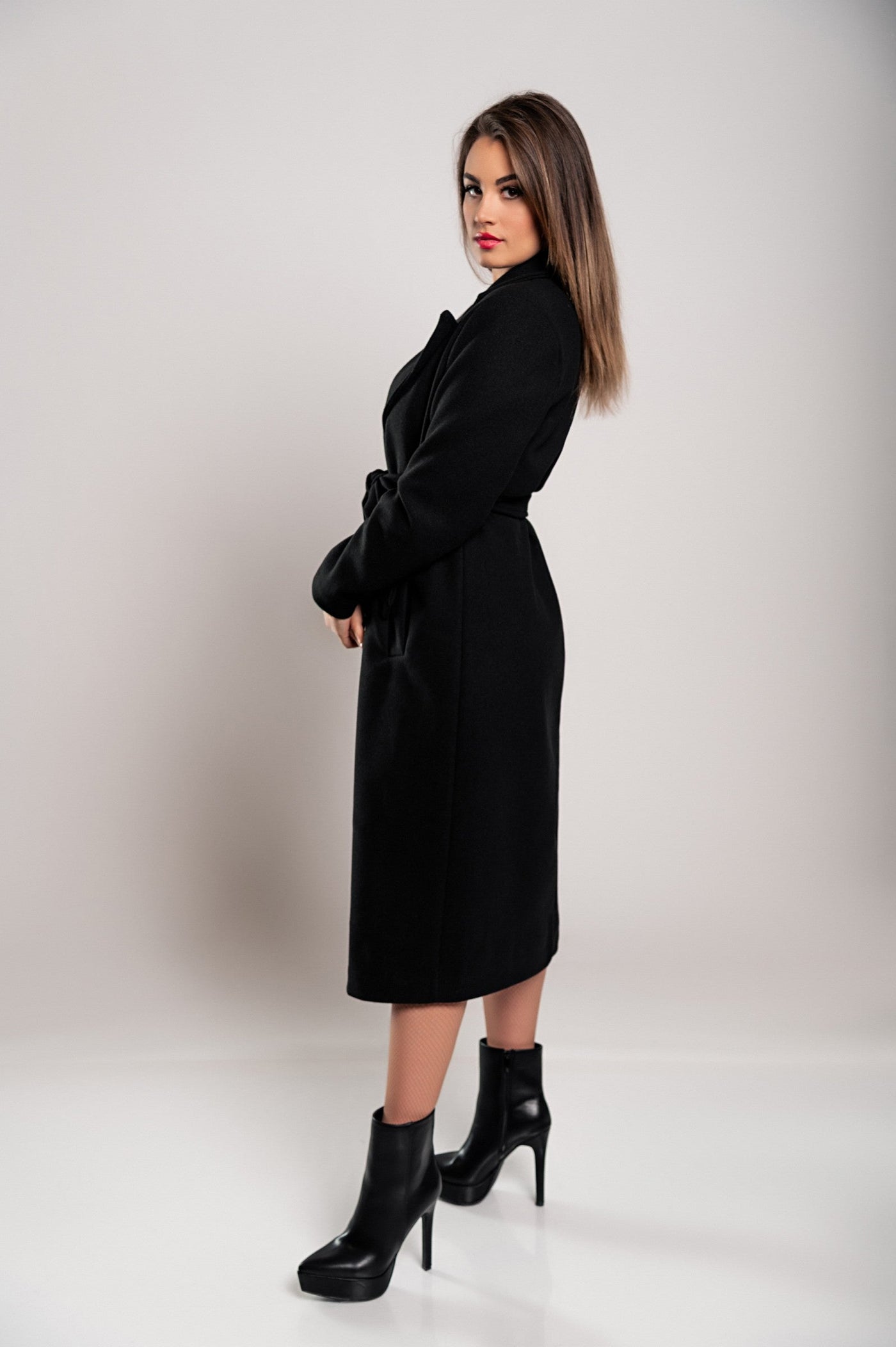 Elegant women's long coat with button closure and sophisticated design