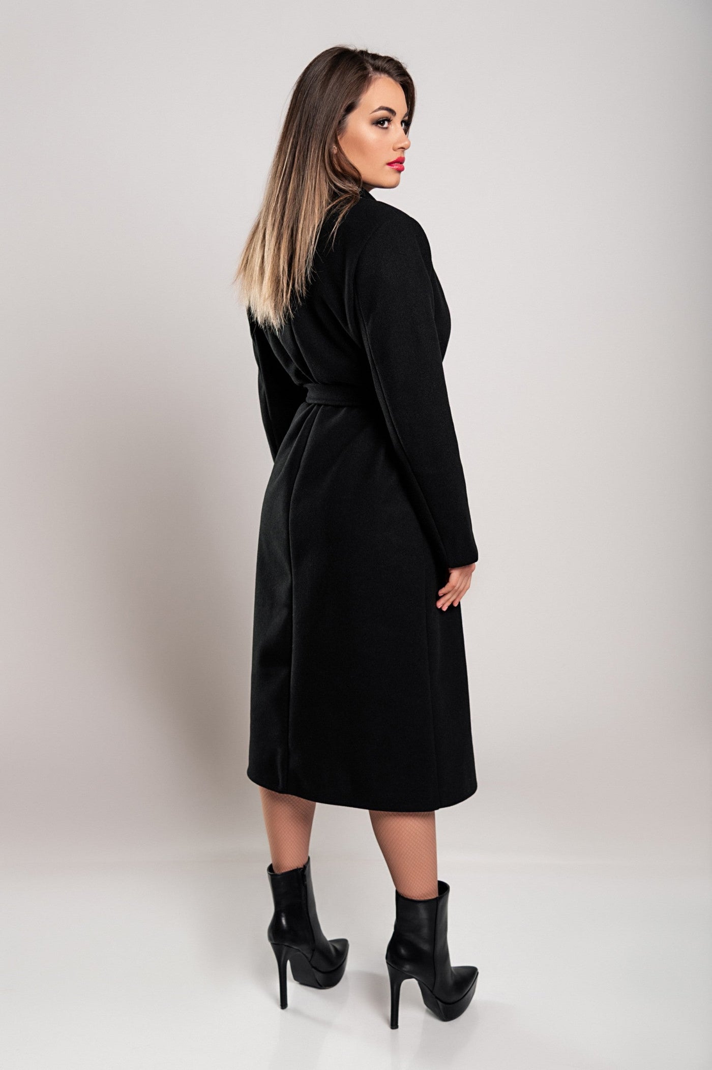Elegant women's long coat with button closure and sophisticated design